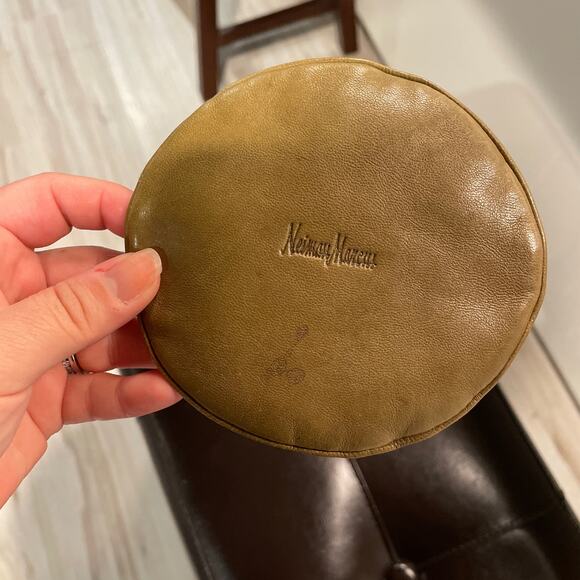 Vintage Neiman Marcus leather round change purse - Picture 2 of 3